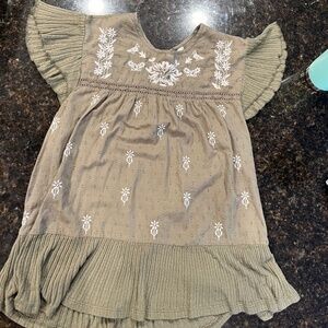 Lucky Brand Sz Large Top Olive Green w/ white embroidery  EUC